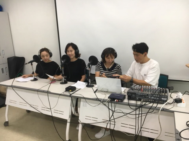 ▲복지 현장을 찾아 팟캐스트 라디오 제작 교육을 하고 있는 내만복 라디오, 경기도의 한 복지관에서 녹음 실습중인 주민들. ⓒ내가 만드는 복지국가