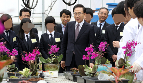 ▲ 2012년 3월, 이명박 대통령이 충북 진천 한국바이오마이스터고에서 열린 제2회 마이스터고 합동 개교식에 참석한 후 교내 온실을 방문해 화훼 실습중인 학생들과 대화하고 있다. ⓒ연합뉴스
