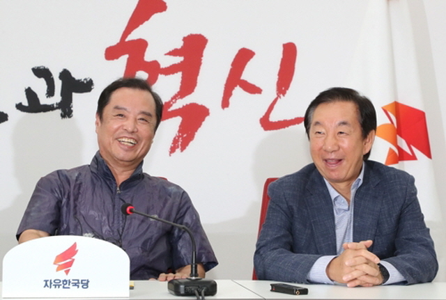 ▲ 김병준 자유한국당 혁신비대위원장(왼쪽)과 김성태 원내대표가 1일 국회에서 지도부 지역구 현장 방문 결과에 대해 브리핑하기에 앞서 대기하고 있다. ⓒ연합뉴스
