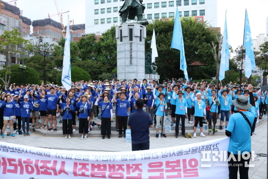 ▲ 6일 오후 4시 부산 동구 초량동 정발장군동상 앞에서 '노동자상 건립투쟁식' 집회를 가지고 있는 시민단체 모습. ⓒ프레시안