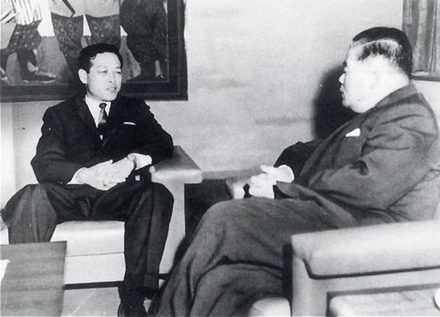 ▲ 1962년 10월 20일 오히라 마사요시 일본 외상과 회담하고 있는 김종필(왼쪽) 중앙정보부장. ⓒ연합뉴스