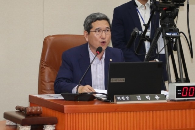 ▲ 김학용 환경노동위원장이 지난 7월 25일 국회에서 열린 환경노동위원회 전체회의에서 발언하는 모습. ⓒ연합뉴스