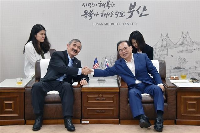 ▲ 좌측부터 해리 해리스 주한미국대사와 오거돈 부산시장. ⓒ부산시