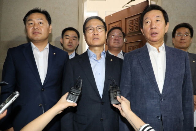 ▲ 바른미래당 김관영, 더불어민주당 홍영표, 자유한국당 김성태(왼쪽부터) 원내대표가 17일 국회에서 3당 원내대표 조찬회동을 마치고 합의 내용을 발표하고 있다. ⓒ연합뉴스