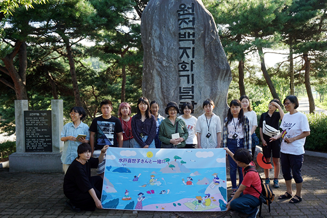 ▲지난 16일 삼척 원전백지화기념비를 찾은 일본 후쿠시마 청소년들과 일본 탈핵운동의 대모 미토여사 등이 기념촬영하고 있다. ⓒ삼척핵반투위