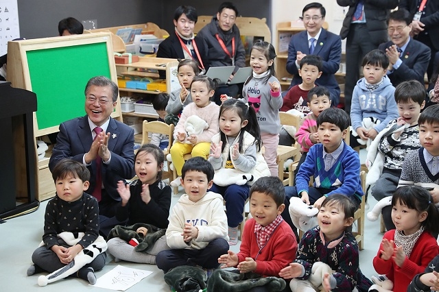 ▲문재인 대통령이 2018년 1월 서울의 한 어린이집을 방문했다. ⓒ청와대