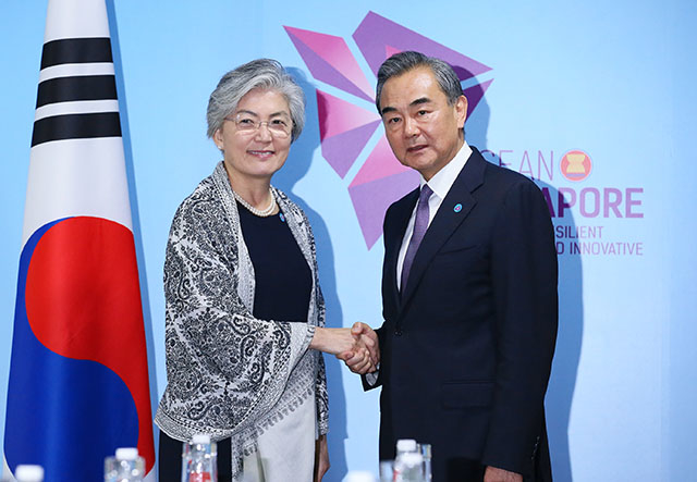 ▲ 지난 3일 ARF 계기 한중 외교장관 회담을 가진 강경화(왼쪽) 외교부 장관과 왕이 중국 외교부장 ⓒ외교부