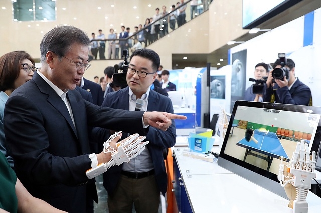 ▲ 문재인 대통령이 지난 7월 19일 서울대학교병원을 찾아 의료기기 규제 완화 행보를 벌이고 있다. ⓒ청와대