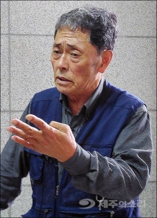 ▲ 간첩으로 내몰려 옥고를 치르고 32년만에 무죄를 선고 받은 오재선 할아버지가 23일 제주지방법원에서 무죄를 선고 받은 직후 기자와 만나 소감을 밝히고 있다. ⓒ제주의소리(김정호)