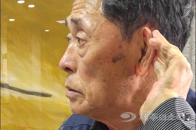 ▲ 오재선 할아버지는 33년전 경찰로부터 고문을 당해 오른쪽 청력을 잃었다. 이후 희미하게 들리는 왼쪽 귀에 손을 대고 이야기를 듣는 버릇이 생겼다. ⓒ제주의소리(김정호)