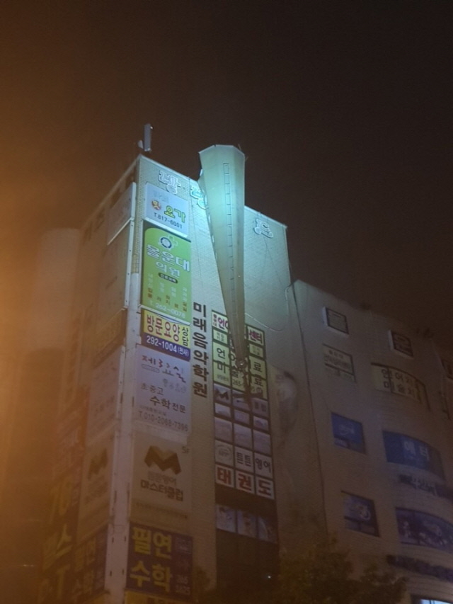 ▲ 24일 오전 4시 37분쯤 부산 사하구 다대동의 한 6층 건물 옥상에 설치된 교회첨탑이 강풍에 부러져 걸려 있다. ⓒ부산경찰청