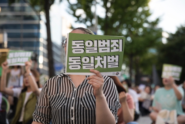 ▲지난 25일 서울 역사박물관 앞에서 시민단체 '헌법 앞 성평등' 주최로 열린 시위에 참가한 한 시민이 손팻말을 들어보이고 있다. ⓒ헌법앞성평등