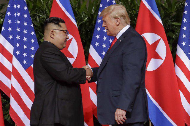 ▲ 지난 6월 12일(현지 시각) 싱가포르 센토사섬에 위치한 카펠라 호텔에서 북미 정상회담이 열렸다. 사진은 정상회담 시작 전 악수하고 있는 도널드 트럼프(오른쪽) 미국 대통령과 김정은 북한 국무위원장 ⓒAP=연합뉴스