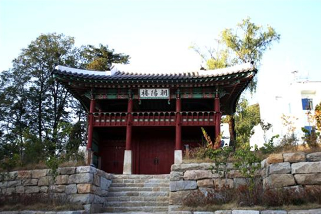▲우두산의 조양루. 누마루에 올라서면 춘천으로 흘러드는 소양강의 맑은 물줄기가 한눈에 들어온다.Ⓒ춘천시