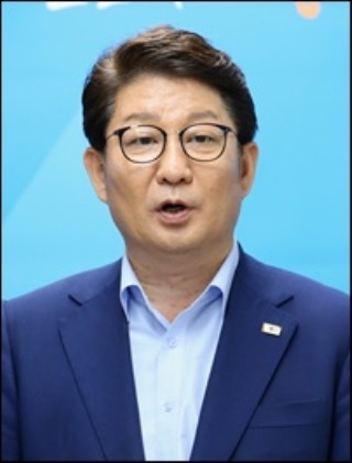 ▲ 권영진 대구시장 30일 대구지방검찰청 공안부(부장검사 김성동)는 공직선거법 위반 혐의로 권 시장을 불구속 기소했다. 현직 시장 신분으로 2차례 선거운동을 펼쳐 법을 어겼다는 혐의다. 대구시선거관리위원회의 고발 석달여만에 검찰이 기소를 결정하면서, 앞으로 권 시장은 선거법 관련 재판을 치르게 됐다. ⓒ평화뉴스