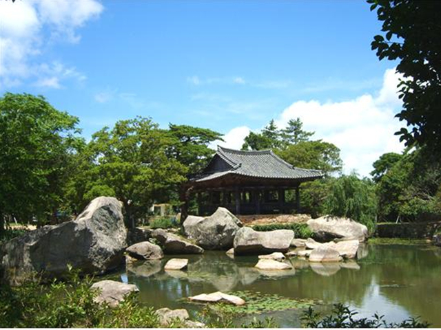 ▲한국 3대 전통정원 중 하나인 보길도 윤선도 원림의 세연정과 세연지Ⓒ섬학교