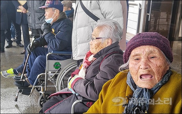 ▲ 제주4.3수형인 생존자 오계춘(1925년생) 할머니가 2018년 2월5일 제주지방법원에서 열리는 4.3재심사건 심문기일에 맞춰 법정에 들어서는 모습. ⓒ제주의소리 자료사진