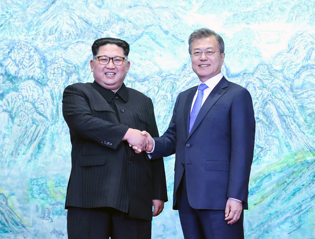 ▲ 지난 4월 27일 판문점 남측지역 평화의집에서 열린 남북 정상회담에서 문재인(오른쪽) 대통령이 김정은 북한 국무위원장과 악수하고 있다. ⓒ판문점 공동 취재단