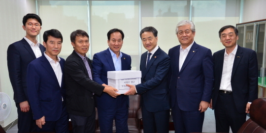 ▲ 4일 박능후 보건복지부장관(오른쪽에서 세번째)에게 '울산 공공병원 설립 촉구 건의안과 서명부'를 전달하고 있는 울산시의회 황세영 의장(왼쪽에서 네번째). ⓒ울산시의회