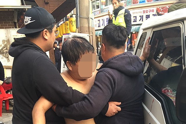 ▲ 강제집행 당시 건물주가 고용한 용역들에게 자신의 가게에서 끌려나오는 궁중족발 사장. ⓒ궁중족발