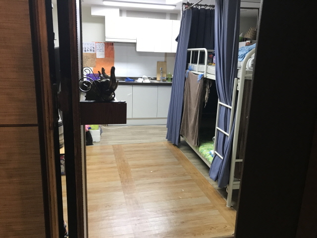 ▲ 마사지 업소 안에 외국 여성들이 생활할 수 있도록 만든 밀실. ⓒ부산경찰청