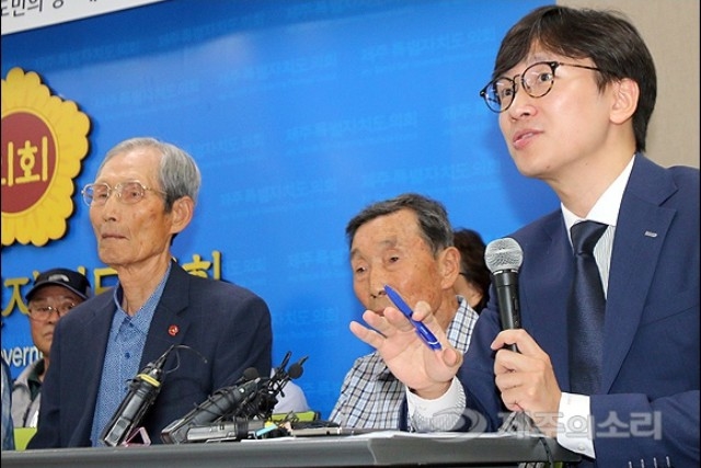 ▲ 제주4.3생존 수형인 재심 청구사건의 변호를 맡은 임재성(39) 변호사가 4일 오전 11시 제주도의회 도민의방에서 열린 제주4.3 군법회의 재심 개시 결정 기자회견에서 재판의 배경을 설명하고 있다. ⓒ제주의소리(김정호)