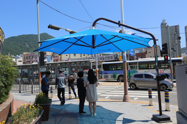 ▲ 부산 북구 구포쌈지공원 횡당보도 앞 그늘막. ⓒ북구청