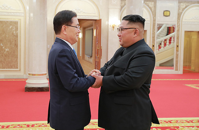 ▲ 김정은(오른쪽) 북한 국무위원장이 5일 평양에 위치한 조선노동당 중앙위원회 본부청사에서 문재인 대통령의 특사대표단인 정의용 국가안보실장을 만나 악수를 나누고 있다. ⓒ청와대