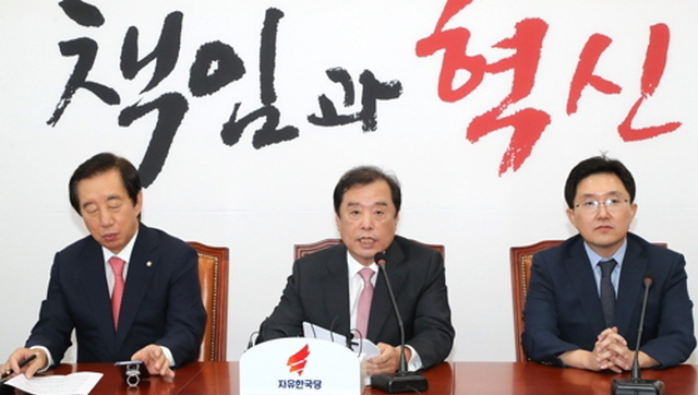 ▲ 자유한국당 김병준 비상대책위원장(가운데)이 9일 오전 국회에서 판문점 선언 비준 동의에 관련해 긴급 기자간담회를 열고 발언하고 있다. ⓒ연합뉴스