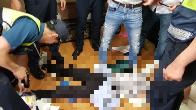 ▲ 9일 오전 부산역 승강장에서 흉기를 들고 인질극을 벌인 뒤 도주한 신모(58) 씨가 승무원 숙직실에서 경찰의 테이저건을 맞고 제압돼 있다. ⓒ부산경찰청