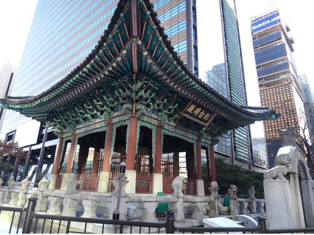 ▲세종로 교보빌딩 앞에 있는 비전(碑殿). 고종 즉위 40주년 기념으로 세운 ‘기념비전’이다. Ⓒ서울학교