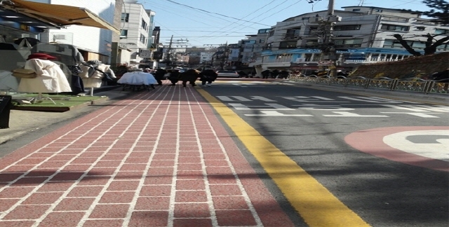 ▲ 보행로 길가장자리 구역선. ⓒ부산시