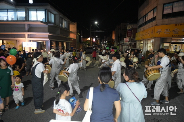 ▲ 목포야행을 경험하기위해 관광객들이 원도심에서 근대역사문화를 관람하며 사물놀이패들의 흥겨운 놀이에 함께 즐기고 있다. ⓒ 목포시
