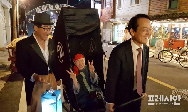 ▲ 김종식 목포시장이 근대역사 재현을 위해 만들어진 인력거를 끌고 있다. ⓒ 목포시