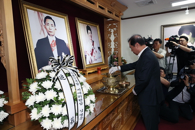 ▲ 자유한국당 김병준 비상대책위원장이 11일 오전 경북 구미시 상모동 박정희 전 대통령 생가를 찾아 분향하고 있다. ⓒ연합뉴스