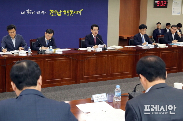 ▲김영록 전라남도지사는 11일 오전 도청 서재필실에서 열린 ‘오는 2019년 혁신성장 및 신규시책 보고회’에 앞서 전 직원에게 전하는 메시지를 통해 ‘지역균형발전’과 ‘도민 안전’을 강조했다.ⓒ전남도청