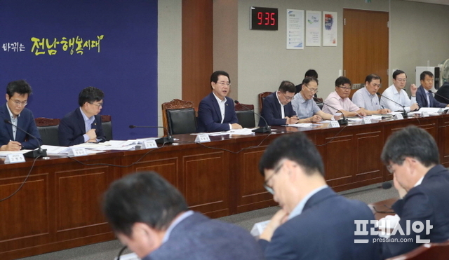 ▲전라남도는 11일 오전 도청 서재필실에서 김영록 도지사 주재로 정부 정책기조와 도정 방향에 맞춘 2019년도 혁신성장 및 신규시책 보고회를 열었다.ⓒ전남도청