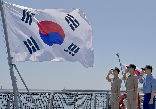 ▲해군1함대 장병들이 국기에 대해 경례를 하고 있다. ⓒ해군1함대