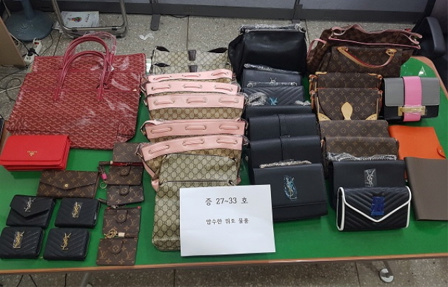 ▲ 경찰이 압수한 가방과 지갑 등 짝퉁 명품. ⓒ부산경찰청