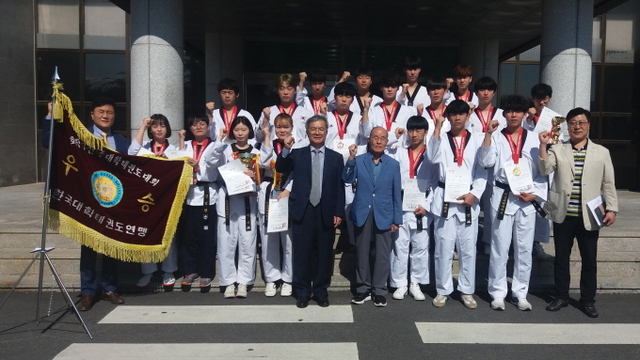 ▲전남과학대학 태권도체육과 선수들이 전국대학 태권도대회에서 2연패를 달성하고 기념촬영을 하고 있다. ⓒ 전남과학대학