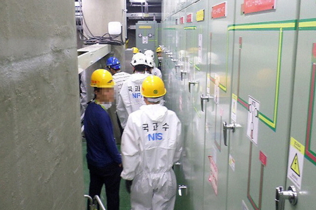 ▲소화용 이산화탄소 누출 사고가 난 삼성전자 기흥사업장에 대한 현장합동감식이 열린 지난 6일 경찰과 국립과학수사연구원, 한국가스안전공사 등이 경기도 용인시 기흥구 삼성전자 기흥사업장 사고 현장 내부를 살펴보고 있는 모습. ⓒ연합뉴스