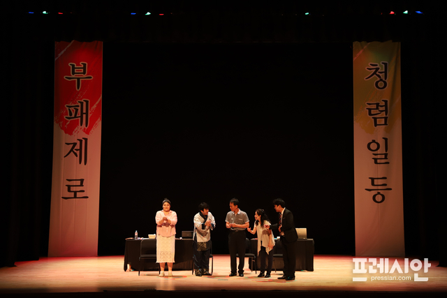 ▲영광군은 지난 11일 영광경찰서·영광교육지원청 등 관내 공직유관단체 소속 400여 공직자가 참석한 가운데 청렴연극 공연과 청렴특강을 실시했다. ⓒ영광군