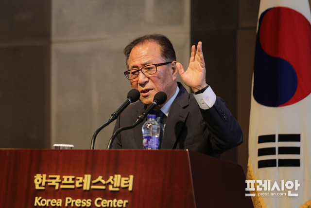 ▲ 13일 오후 서울 프레스센터 국제회의장에서 진행된 프레시안 협동조합 창간 17주년 기념 심포지엄 '남북‧북미 화해 시대의 동아시아 평화공동체'에서 기조강연을 하고 있는 정세현 전 장관 ⓒ프레시안(최형락)