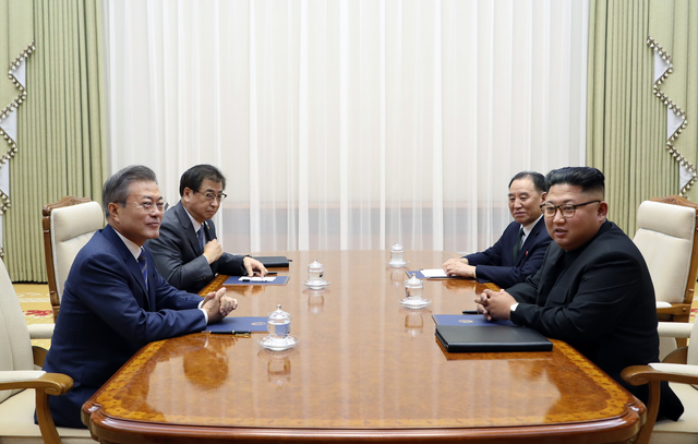 ▲ 문재인 대통령과 김정은 국무위원장이 19일 오전 평양 백화원 영빈관에서 남북 정상회담을 하고 있다. 왼쪽부터 시계 방향으로 문 대통령, 서훈 국정원장, 김영철 노동당 부위원장 겸 통일전선부장, 김 국무위원장. ⓒ평양사진공동취재단