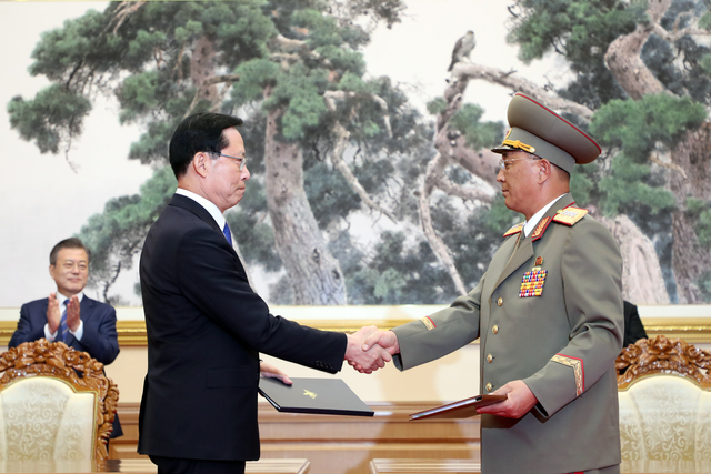 ▲ 19일 오전 평양 백화원 영빈관에서 문재인 대통령과 김정은 국무위원장이 지켜보는 가운데 송영무 국방부 장관과 북한 노광철 인민무력상이 판문점 선언 이행을 위한 군사분야 합의문에 서명한 뒤 교환하고 있다. ⓒ평양사진공동취재단