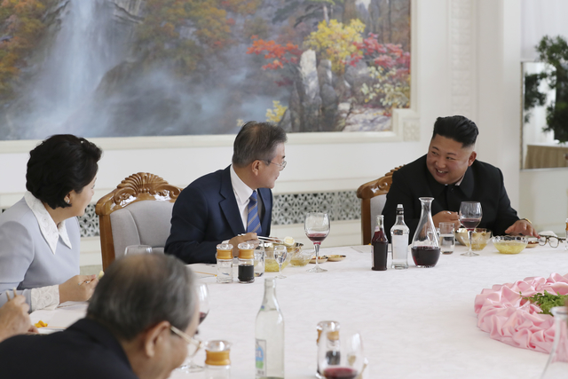 ▲ 문재인 대통령이 19일 평양 옥류관을 방문해 김정은 국무위원장과 오찬을 하고 있다. ⓒ평양사진공동취재단