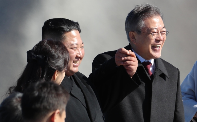 ▲ '2018 남북정상회담, 평양' 마지막날인 20일 오전 문재인 대통령과 김정은 국무위원장 백두산 장군봉에 올라 손을 맞잡고 있다. ⓒ평양사진공동취재단