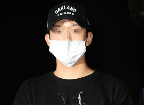 ▲ 아이돌 그룹 카라 출신인 구하라(27)씨의 남자친구 A씨가 17일 서울 강남경찰서에 출두하고 있다. ⓒ연합뉴스