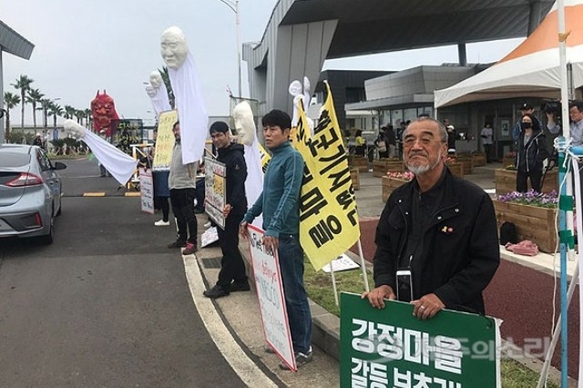 ▲ 10일 오후 '2018 해군 국제관함식' 행사가 진행중인 제주 해군기지 정문 앞에서 시민사회단체 활동가들과 강정마을 주민들이 반대 시위를 벌이고 있다. ⓒ제주의소리