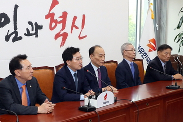▲11일 오후 새누리당 조강특위 위원들이 기자 간담회를 갖고 있다. 왼쪽부터 김석기 조직부총장, 김용태 사무총장, 전원책 위원, 이진곤 위원, 강성주 위원. ⓒ연합뉴스